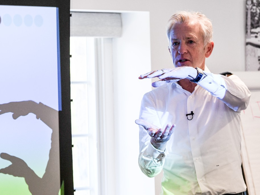 Hein Knaapen presenting to a leadership group
