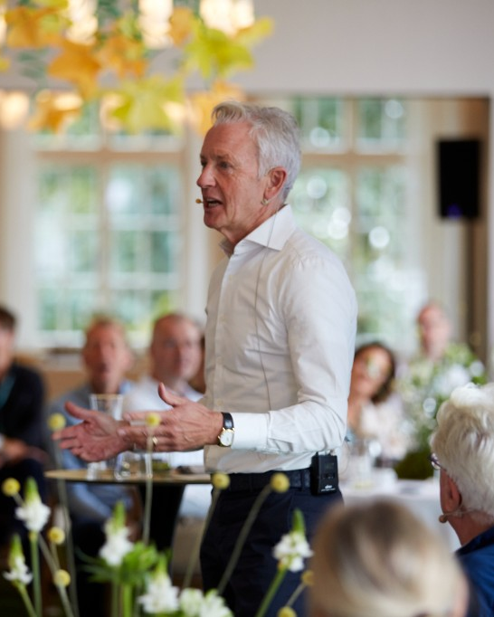 Hein Knaapen speaking at an event