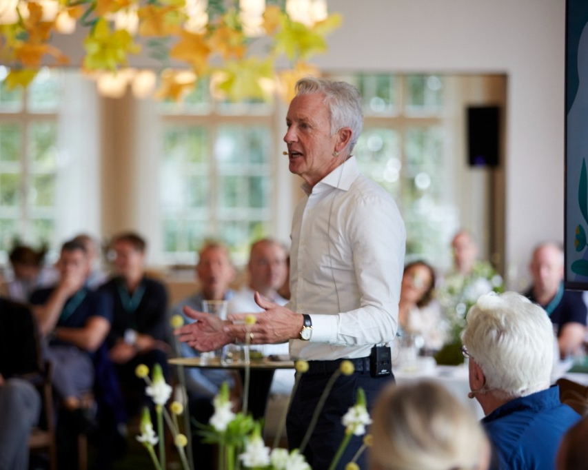 Hein Knaapen speaking at an event